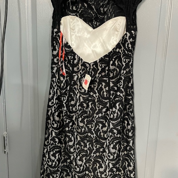 Monique LHUILLER  Elegant Black and White Lace DressSIZE 8 - Picture 3 of 10